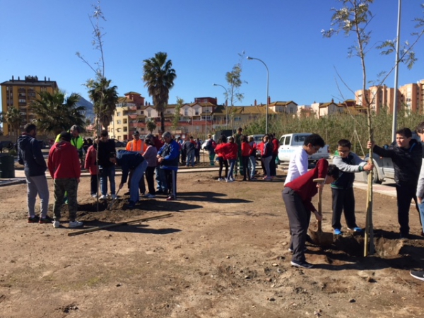 Colegiales linenses participan en el Día del árbol con una plantación de 25 árboles en la zona de Nueva Línea