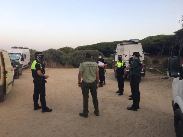 Un nuevo operativo conjunto contra la acampada ilegal en Tarifa se salda con 139 actas de denuncia