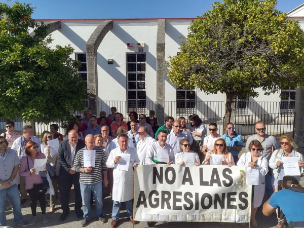 El alcalde Jorge Romero asiste a la concentración de protesta en apoyo al facultativo del Centro de Salud de Los Barrios agredido en el Hospital Punta Europa