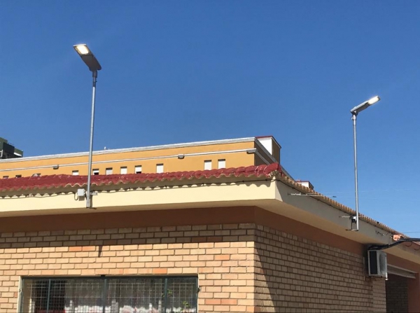 La delegación de Mantenimiento Urbano de La Línea instala iluminación led en el exterior del colegio Rocío