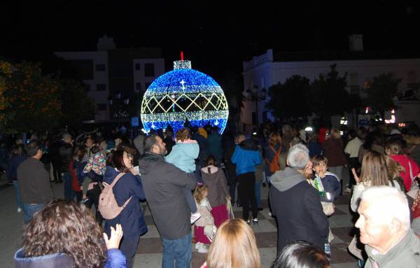 Una gran bola de nieve de luz en El Paseo protagoniza el alumbrado extraordinario de Navidad de Los Barrios