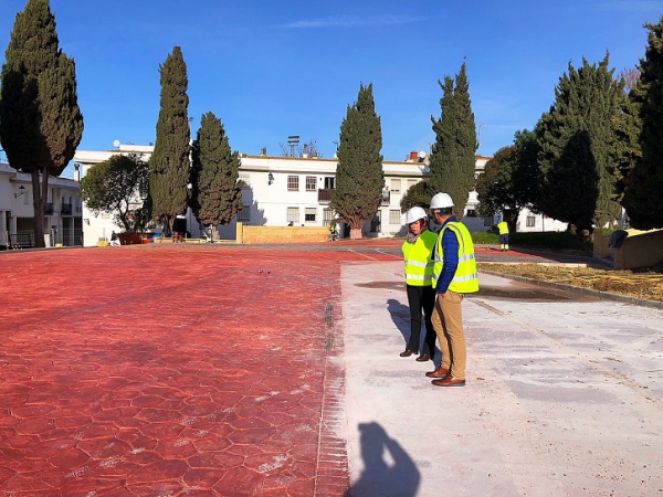 Alconchel supervisa las obras de remodelación de la Plaza Mariquiqui de Los Barrios que entran en su fase final