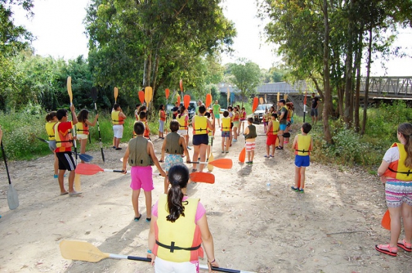 Alumnos del colegio San Ramón de Los Barrios disfrutan de un paseo en kayak por el río Palmones