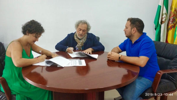 El Ayuntamiento de Los Barrios y José Chamizo renuevan por cuatro años más la exposición sobre el ex Defensor del Pueblo andaluz en la Casa Urrutia