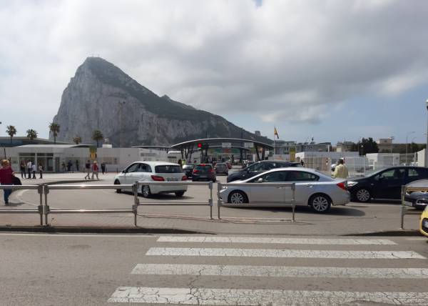 Helenio Lucas  plantea la difícil situación de los trabajadores en Gibraltar como aspecto diferencial de la ciudad ante la crisis derivada del Covid-19