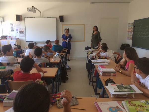 Andrades concreta con los alumnos del  programa Ágora del colegio San Ramón las actividades de ocio y tiempo libre en el verano