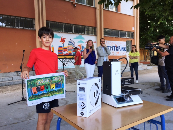 El alcalde entrega al colegio Andalucía el premio del concurso de Arcgisa “Mundo limpio. Dale vida a tu ropa usada”