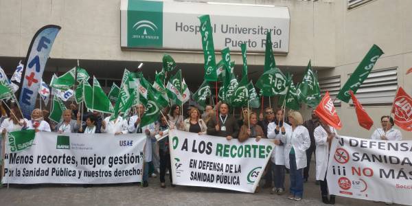 Delegados de CSIF se concentran en el Hospital Puerto Real para reclamar estabilidad y el fin de la precariedad en la Sanidad Pública