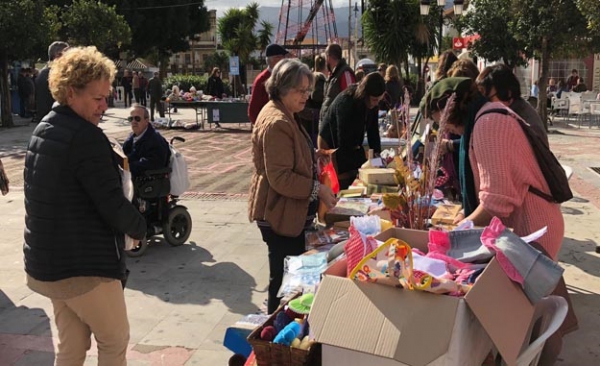 Andrades y Roldán visitan el mercadillo solidario de Navidad de Los Barrios