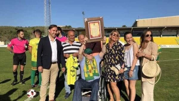 La Unión Deportiva Los Barrios lamenta el fallecimiento del legendario futbolista Carlos Piña