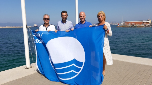 El alcalde de La Línea participa en la izada de la bandera azul del Puerto Deportivo Alcaidesa Marina