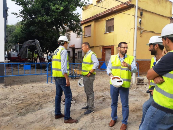 El alcalde ha visitado las obras de pavimentación que se ejecutan en la plaza de Mondéjar y zonas aledañas