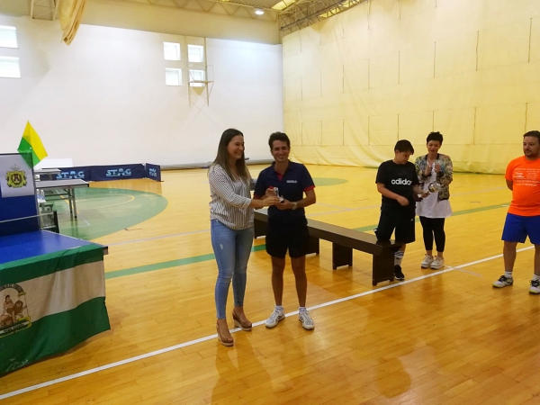 Lobato entrega los trofeos del XI Torneo Tenis de Mesa ‘Villa de Los Barrios’