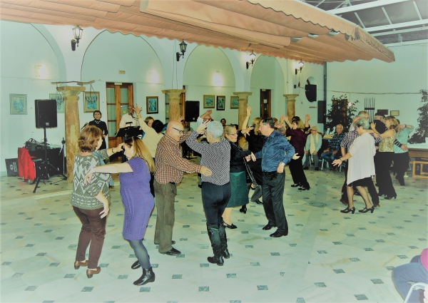 El Ayuntamiento invita a disfrutar este jueves de una velada de baile de salón para mayores en El Paseo de la Constitución de Los Barrios