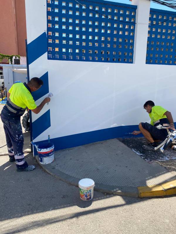 La delegación de Mantenimiento Urbano de La Línea ejecuta el pintado de la jefatura de Policía Local