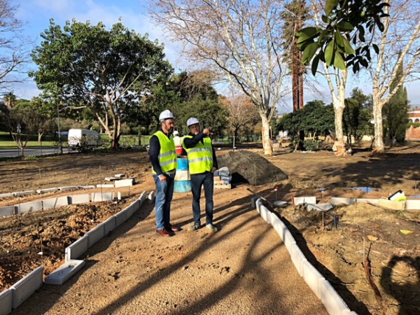 Alconchel supervisa las obras de remodelación  del parque del tren de Los Barrios