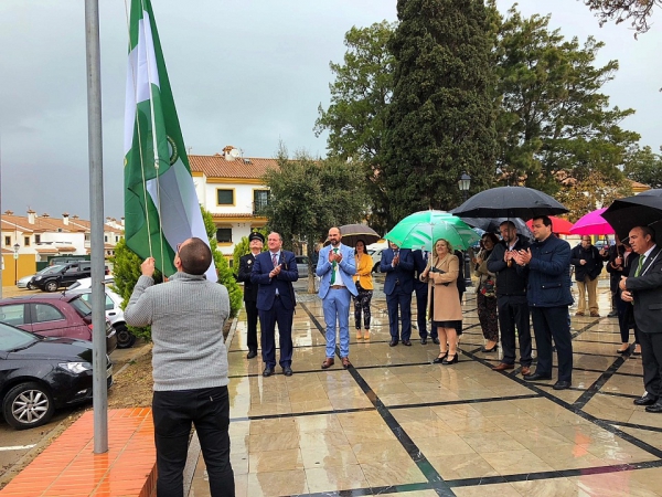 Izada la bandera andaluza en la Plaza de Blas Infante y ofrenda floral en el busto del padre de la patria andaluza