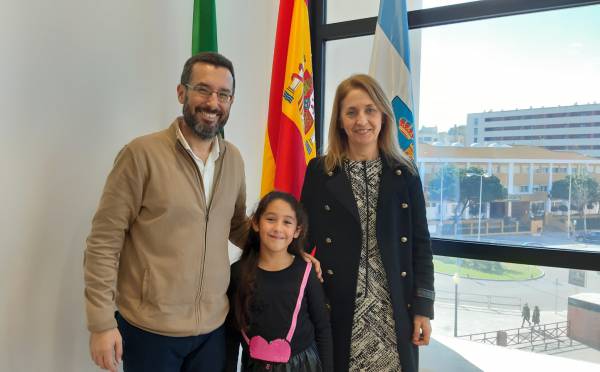 El alcalde de La Línea felicita a la alumna del colegio Picasso premiada en el Certamen andaluz ‘Solidaridad en letras’