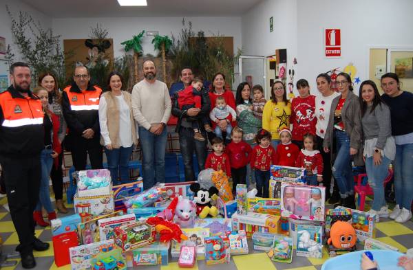La Guardería Cucú dona un lote de juguetes para la campaña municipal ‘Un juguete, una sonrisa’