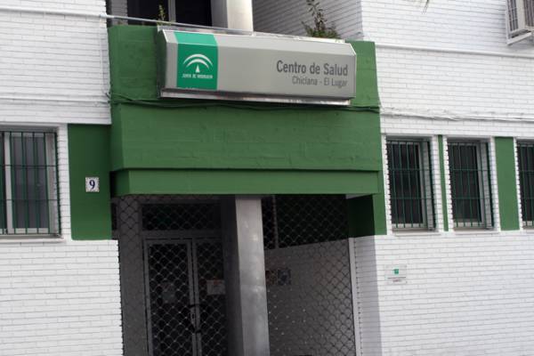 La mala gestión y la falta de vigilancia en el Centro de Salud El Lugar, en Chiclana, provoca varias situaciones violentas en pocos días