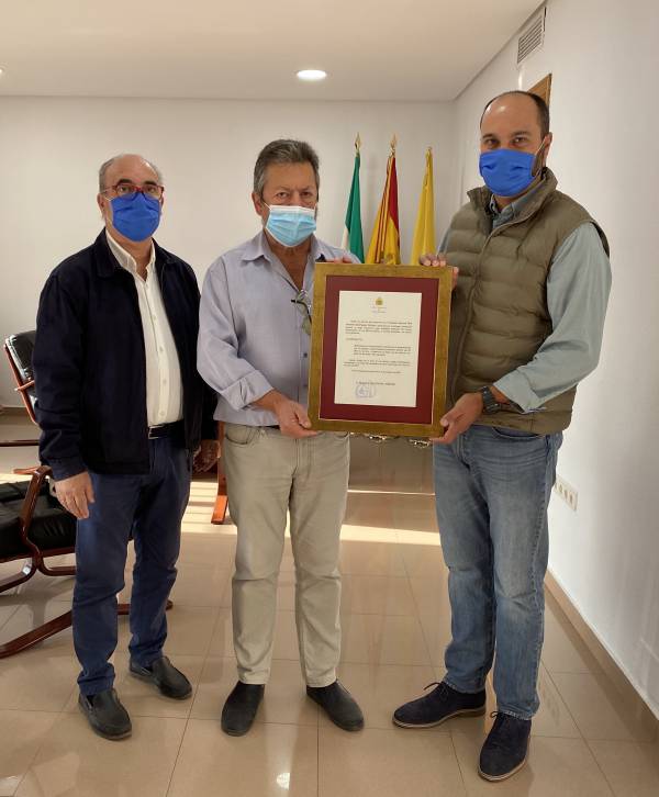 Alconchel y Gómez rinden homenaje al empleado municipal Antonio Rodríguez Collado tras su jubilación