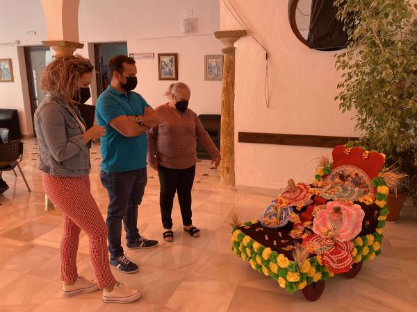 Lobato y Pérez Cumbre visitan la recreación de la Romería y la Feria de San Isidro que se expone en el Hogar del Pensionista de Los Barrios