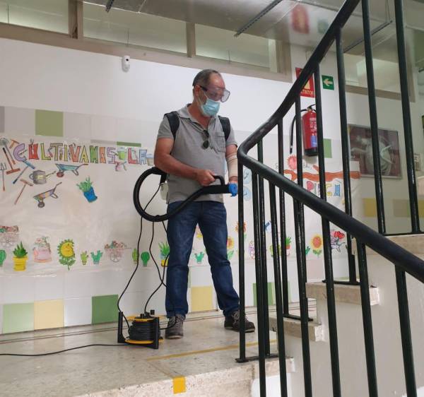 El Ayuntamiento de Los Barrios incluye en la limpieza anti-covid de los colegios la desinfección por nebulización