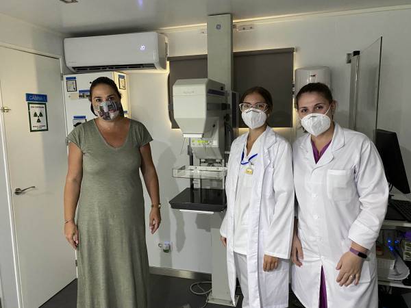 Domínguez visita la unidad móvil del Programa de Diagnóstico Precoz del Cáncer de Mama ubicada en Los Barrios