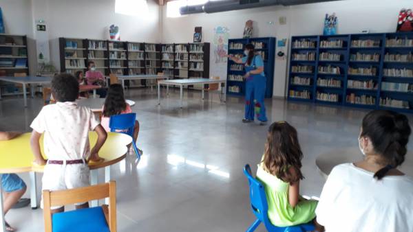 Buena acogida de la actividad de cuentacuentos en la biblioteca municipal de Los Barrios
