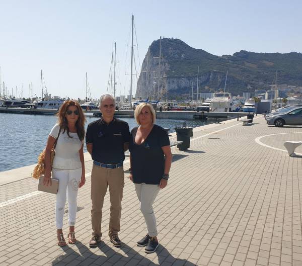 Turismo de La Línea aborda con el puerto Alcaidesa la instalación de un mercadillo artesanal y la participación en Fitur 2021