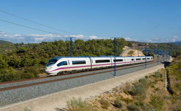 El Plan Español de Energía y Clima 2021-2030 no cita al tren en ningún momento, cuando el ferrocarril es el modo de transporte más ecológico