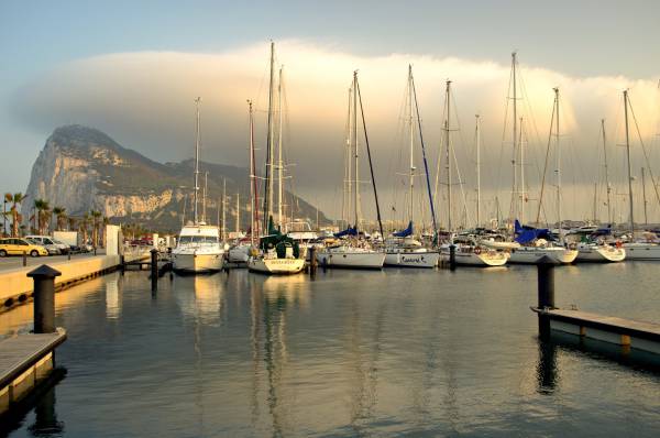 Turismo y Alcaidesa Marina ultiman el proyecto de celebrar un mercadillo artesanal semanal en el puerto deportivo