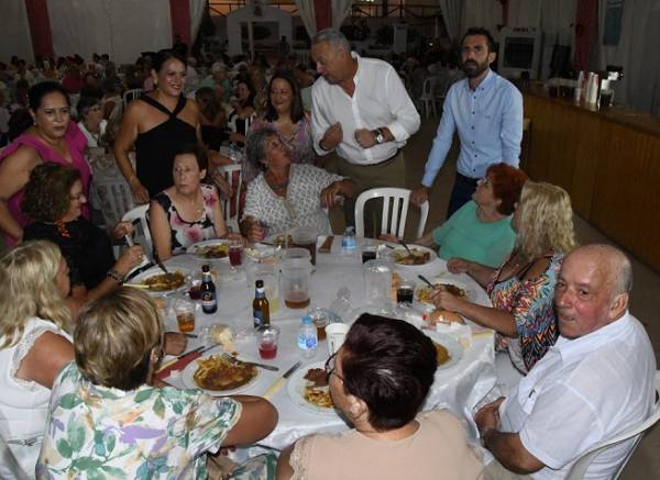 Los mayores disfrutan de una cena en la Feria Real del Reencuentro