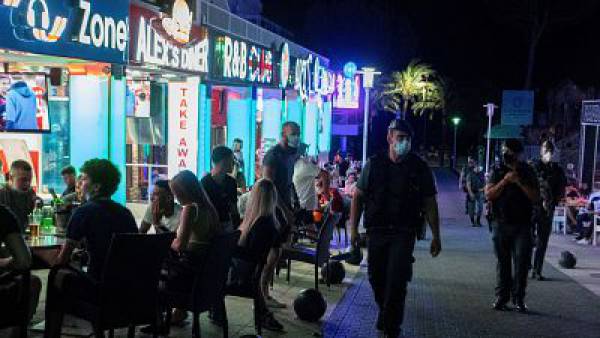 El Ministerio de Sanidad prohíbe fumar a menos de dos metros en la calle y decreta el cierre de discotecas