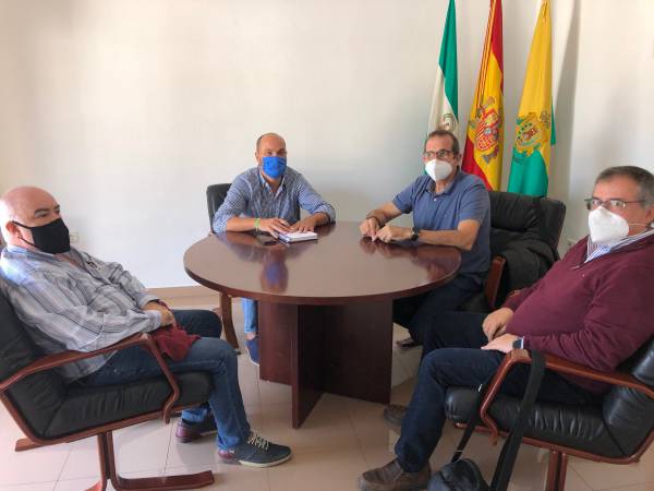 Los representantes de los trabajadores de la Térmica de Los Barrios trasladan a Alconchel la preocupante situación tras el anuncio de cierre de la central