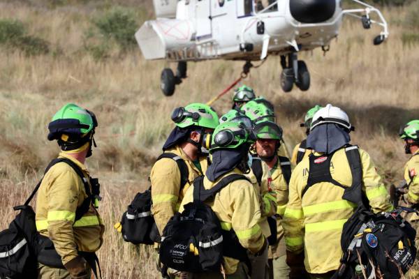 Casi mil efectivos trabajan ya en la extinción del incendio en Sierra Bermeja tras la incorporación de medios y recursos de otras CCAA