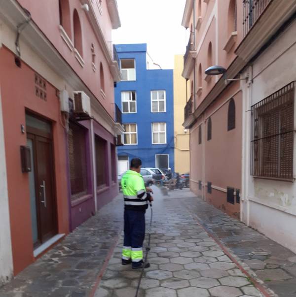 Los trabajos de desinfección y limpieza se han realizado en las inmediaciones de las avenidas de España y del Ejército y la zona centro de La Línea