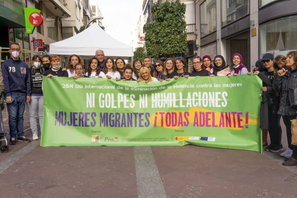 Márgenes y Vínculos lanza un clamor contra la violencia de género en forma de danza-teatro en el centro de Algeciras