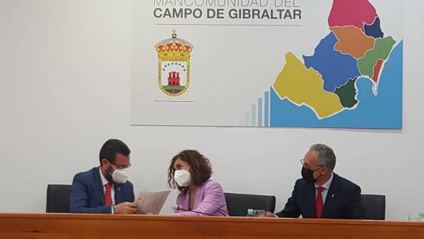 El alcalde de La Línea firma con la ministra de Hacienda un convenio de 850.000 euros para la mejora del sistema de recogida de residuos