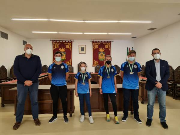 El alcalde de La Línea felicita a los remeros del Club Marítimo Linense que obtuvieron medalla en el Campeonato de Andalucía