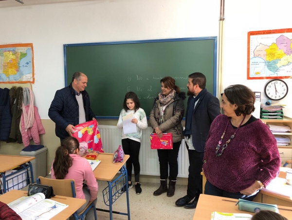 El Alcalde de Los Barrios Jorge Romero entrega el premio a la alumna Lucía Cózar, ganadora del concurso de postales navideñas de la delegación de Educación
