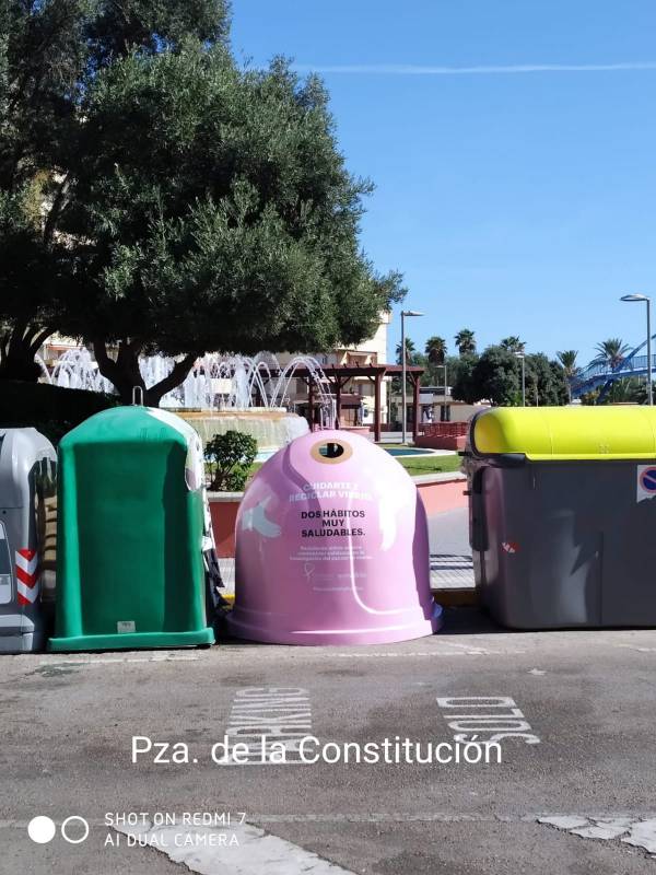 Instalado en la Línea un contenedor rosa en la Plaza de la Constitución con motivo del Día Mundial Contra el Cáncer de Mama