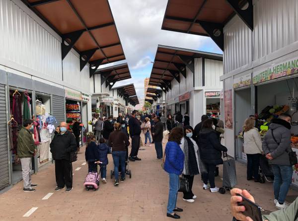Destacada afluencia de ciudadanos el primer día de apertura de las instalaciones del nuevo mercado provisional de la avenida 20 de abril de La Línea