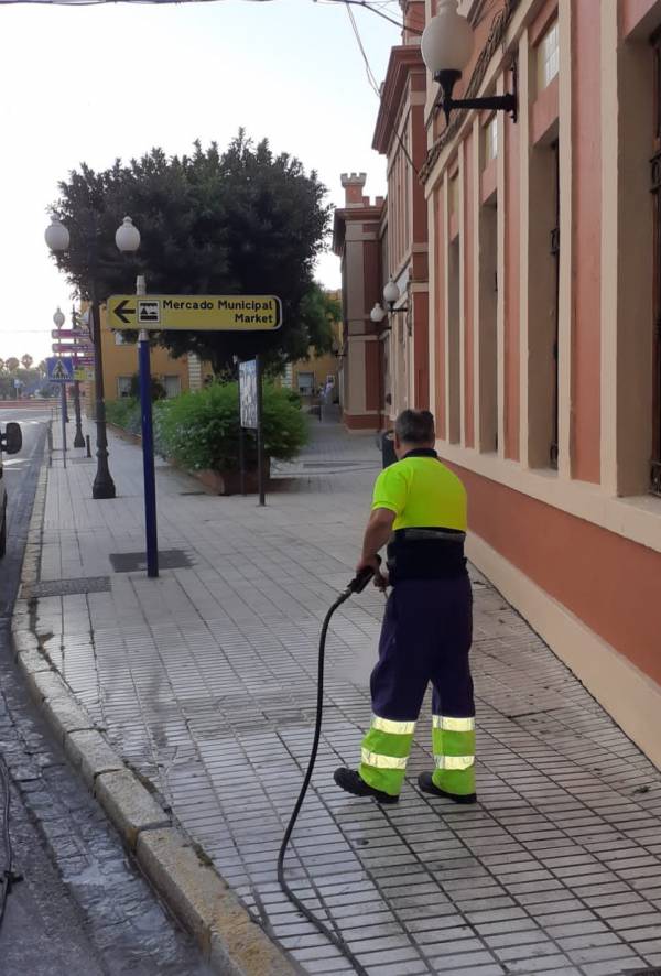 La delegación de Limpieza de La Línea acomete la desinfección de la zona de Bellavista, el Ayuntamiento  y  cercanías