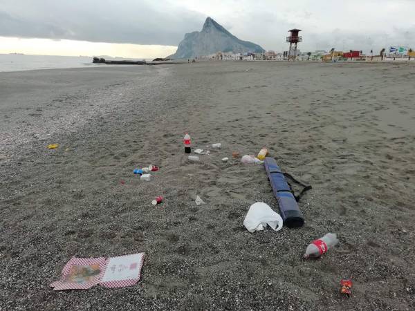 Verdemar Ecologistas en Acción vuelve a denunciar la actitud del mismo grupo de pescadores en la playa de Levante de La Línea