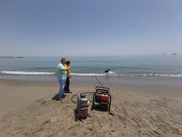 La delegación de Playas de La Línea utiliza un equipo subacuático para cortar unos restos metálicos de la playa del Tonelero