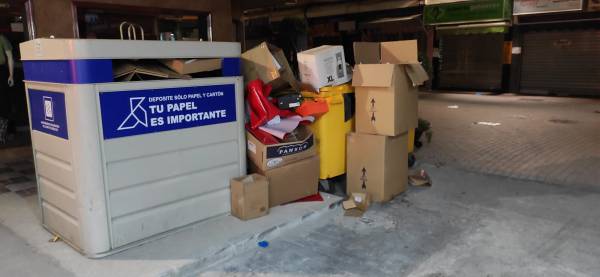 La delegación de Limpieza  de La Línea recuerda a los comerciantes de Isabel la Católica la prohibición de depositar grandes volúmenes de cartón  en  los contenedores de reciclaje