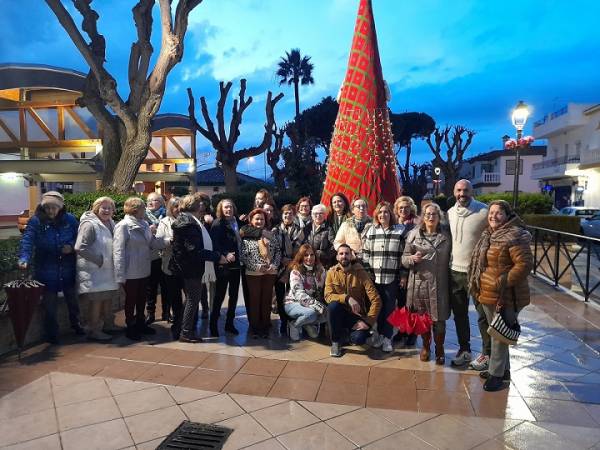 Molino de Fuego inaugura en la Estación de San Roque su árbol de Navidad hecho con muestras de crochet