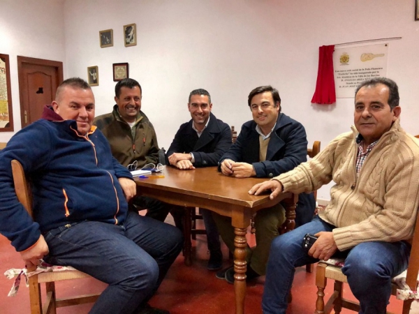 Gil mantiene una reunión con la Directiva del Club Deportivo Barreño de Caza y Pesca el Gamo