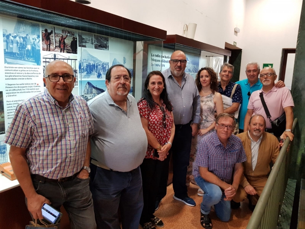 Miembros de ASCTEG visitan la exposición “La radio que burló el bloqueo a Gibraltar”